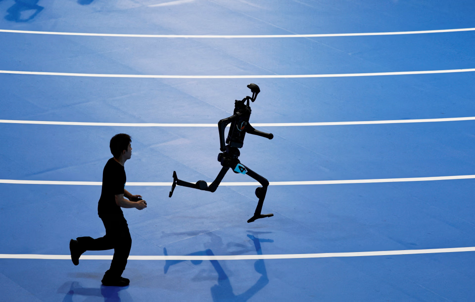 В Китае прошли «игры гуманоидов» — роботы бегали, дрались и убирали мусор - 1